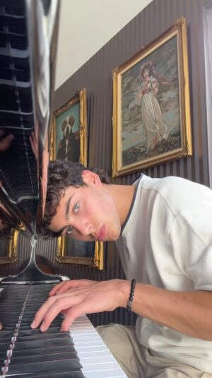 Alec Golinger Instagram - Where’s my love ❤️ 
*
*
*
#piano #music #artist #cover #beautiful #sound #healing #instagram #reels #instareels #fun #vibes