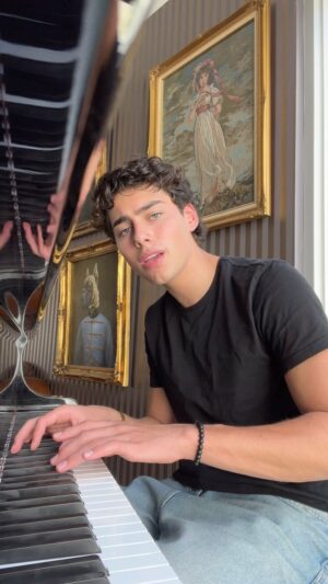Alec Golinger Instagram - Black Friday 🎹 🎶 
*
*
*
#music #piano #singing #musician #reels #instareels #instagood #beautiful #calming #vibes #fun #art