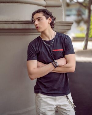 Alec Golinger Instagram - Gotta have a red zip in ur life 😂😂😂
Photographer @onfleekimages 
.
.
.
#tshirt #zip #model #modeling #modellife #melbourne #malemodel #teenmodel #beauty #photooftheday #photography #photoshoot