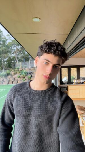 Alec Golinger Instagram - You make me feel 🕺 🕺 
*
*
*
#outfit #fashion #ootd #fun #vibes #insta #instareels #reels #knit #knitwear #gentleman #dance #groovy #vibing