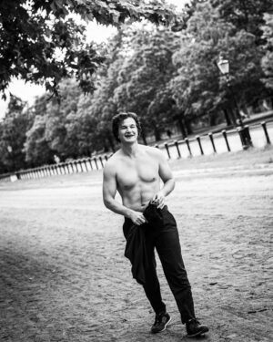 Alec Utgoff Instagram - “Park Life” Had a blast with @lee_malone_photography taking these beauts in Hyde Park! Thanks for the pics you lovely Irishman🤗🇬🇧 #photoshoot  Не думайте что я податлив но пишу и для наших. Думал что все уже способны переводить в этой программе...Ребята спасибо за поддержку! Эти фотки сделали мы в Гайд Парке а Лондоне и как вы видите в них я отлично выгляжу. Поддержите нашего талантливого Ирландца😀👍 Стремитесь, улучшайтесь и живите ярко!!!😘