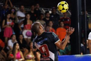 Alecsandro Instagram - Vasco encara o Santos na próxima sexta (27/10) pela 7ª rodada da Liga Nacional de Futevôlei, às 20h, em Salvador-BA. 

A equipe vascaína está em terceiro lugar na classificação geral com 13 pontos conquistados em seis jogos, cinco vitórias e apenas uma derrota, que foi para o São Paulo, atual campeão da Liga. 

O time do Vasco é composto pelo ex-jogador de futebol Alecgol, Felipe Barbosa (Ice Man) e Felipe da Paixão (Índio). A partida desta sexta será transmitida pelo SporTV e no canal da Liga no Youtube. 

📸 @ligafutevoleioficial