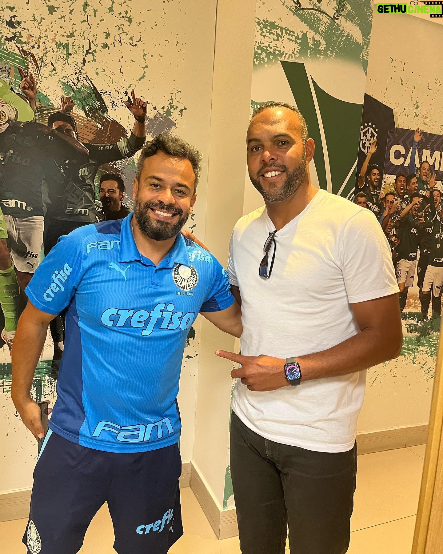 Alecsandro - 9K Likes - Pra quem não sabe em 2006 tive o prazer de jogar ao lado do @coachabelferreira no @sportingclubedeportugal e hoje tive a honra de dar os parabéns pessoalmente ao treinador mais vitorioso da década 🙌🏾 ahh é obrigado a todos do @palmeiras pela recepção .