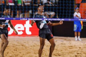 Alecsandro Instagram - Vasco encara o Santos na próxima sexta (27/10) pela 7ª rodada da Liga Nacional de Futevôlei, às 20h, em Salvador-BA. 

A equipe vascaína está em terceiro lugar na classificação geral com 13 pontos conquistados em seis jogos, cinco vitórias e apenas uma derrota, que foi para o São Paulo, atual campeão da Liga. 

O time do Vasco é composto pelo ex-jogador de futebol Alecgol, Felipe Barbosa (Ice Man) e Felipe da Paixão (Índio). A partida desta sexta será transmitida pelo SporTV e no canal da Liga no Youtube. 

📸 @ligafutevoleioficial