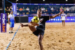 Alecsandro Instagram - Vasco encara o Santos na próxima sexta (27/10) pela 7ª rodada da Liga Nacional de Futevôlei, às 20h, em Salvador-BA. 

A equipe vascaína está em terceiro lugar na classificação geral com 13 pontos conquistados em seis jogos, cinco vitórias e apenas uma derrota, que foi para o São Paulo, atual campeão da Liga. 

O time do Vasco é composto pelo ex-jogador de futebol Alecgol, Felipe Barbosa (Ice Man) e Felipe da Paixão (Índio). A partida desta sexta será transmitida pelo SporTV e no canal da Liga no Youtube. 

📸 @ligafutevoleioficial