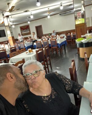 Alecsandro Instagram - Se tem alguém que merece um feliz dia das mãe tá aí a melhor mãe do mundo te amo @lelalourdinha