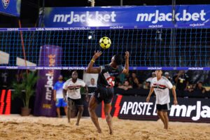 Alecsandro Instagram - Vasco encara o Santos na próxima sexta (27/10) pela 7ª rodada da Liga Nacional de Futevôlei, às 20h, em Salvador-BA. 

A equipe vascaína está em terceiro lugar na classificação geral com 13 pontos conquistados em seis jogos, cinco vitórias e apenas uma derrota, que foi para o São Paulo, atual campeão da Liga. 

O time do Vasco é composto pelo ex-jogador de futebol Alecgol, Felipe Barbosa (Ice Man) e Felipe da Paixão (Índio). A partida desta sexta será transmitida pelo SporTV e no canal da Liga no Youtube. 

📸 @ligafutevoleioficial
