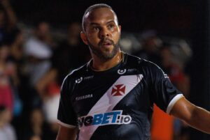 Alecsandro Instagram - Vasco encara o Santos na próxima sexta (27/10) pela 7ª rodada da Liga Nacional de Futevôlei, às 20h, em Salvador-BA. 

A equipe vascaína está em terceiro lugar na classificação geral com 13 pontos conquistados em seis jogos, cinco vitórias e apenas uma derrota, que foi para o São Paulo, atual campeão da Liga. 

O time do Vasco é composto pelo ex-jogador de futebol Alecgol, Felipe Barbosa (Ice Man) e Felipe da Paixão (Índio). A partida desta sexta será transmitida pelo SporTV e no canal da Liga no Youtube. 

📸 @ligafutevoleioficial