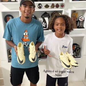 Alecsandro Instagram - Agora é só jogar 👊🏽 estão com a melhor chuteira valeu @nike @hudsinhoo boa sorte @yan019 no @mariliaac1942 e boa sorte @nicolas.sub10 no @ecprimaveraoficial