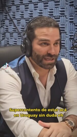 Alejandro Nones Instagram - Más de 300 entrevistas en un mes y medio!! Oficialmente terminada la gira de promoción de PACTO DE SANGRE, por 10 países 🇲🇽🇦🇷🇺🇾🇵🇪🇨🇱🇨🇴🇩🇴🇵🇷🇺🇸🇻🇪. Sin duda de las experiencias más maravillosas de mi vida y de mi carrera. Sentir el cariño de tantas personas de lugares tan distisntos, me llenó el alma como pocas cosas en la vida. Gracias a mi hermana, aliada, complice y apoyo de vida @karemguedimin, sin ti nada sería posible, siempre juntos, Te adoro muy kbron K!! Gracias de corazón @ricardocoeto por confiar, sin ti nada sería posible, ya sabes todo lo que te quiero hermano. Gracias infinitas a @vix y y en especial a @vgratteri y @gazzolopg, LO LOGRAMOS!!. Gracias a mi agencia @markatalent y su maravilloso equipo @gusanoguerra @jhio @julioguedimin @estachava @jesusmartz_ son lo máximo de la vida. Gracias a todos los PR’s de cada país que hicieron posible la conexión mágica que sentí con todas las personas de prensa que me abrieron sus puertas y también sus corazones, eso no tiene precio, todos hicieron un trabajo maravilloso 🙏🏻🙏🏻🙏🏻🙏🏻🙏🏻. Gracias @conchitaoliva adorada, eres parte eterna de mi team, gracias por siempre estar. @elmanurodriguez eres de los regalos más grandes de esta gira hermano, sin ti nada sería igual bro, te quiero. @vitoprodu adorada fuiste mi gran apoyo incondicional y sin ti no se como hubiera podido armar todo, gracias por la paciencia y el cariño. Gracias @pacolopezpr @marivelortiz y todo su maravilloso equipo, completamente enamorado de ustedes de su maravilloso país, loco por volver y disfrutar juntos. Gracias @periodistaescobar sabes que acá tienes un hermano para siempre. @jefedeprensadianaguerrero Eres lo máximo! Muchas historias por contar juntos. @chelenita1 gracias infinitas corazón, que ganas infinitas de volver pronto. @nahim80 siempre agradecido, por muchos años más de historias. Gracias a todos los que formaron parte de una u otra manera en toda la logística y desarrollo de esta gira TAN complicada en tiempos y coordinación. Y sobre todo gracias a ustedes que hay apoyado este proyecto tan especial. Si no has visto Pacto de Sangre correr a verlo por @vix.