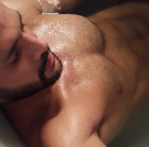 Alejandro Otero Instagram - Un merecido domingo de relax!!! 🛁 #chilling