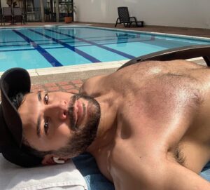 Alejandro Otero Instagram - Primer baño de vitamina D de año! Ya extrañaba tener algo de color 🤪. Feliz Año Nuevo a tod@s!!!!