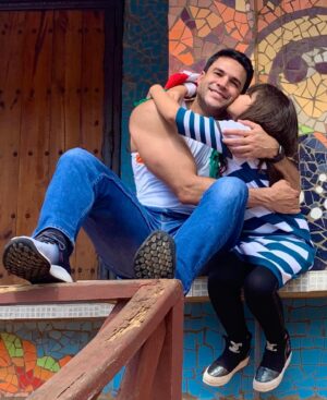 Alejandro Otero Instagram - Feliz cumpleaños mi princesita linda!!! 13 añitos ya, 2 sin verte en persona pero ojalá pronto, para no extrañar tanto tus abrazos y tus besos y tu cariño gigante!!! Que Dios te bendiga mi corazón y que te llene de todo lo bonito que te mereces! Te quieroooooo mi 👸🏻😘😘😘🎉🎉🎉🎂❤️🧡💛💚💙💜💗