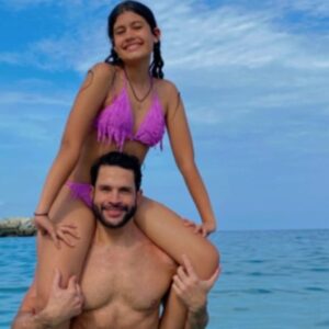 Alejandro Otero Instagram - Y finalmente entre tantas diligencias, tanto que arreglar, tanto que poner al día, renovar cédula, pasaporte, remodelar, correr de aquí para allá, la recompensa!!! Una escapada en familia! Un rato en el mar después de más de 3 años y medio sin saber que era estar en el Caribe, sabía que este viaje no sería de vacaciones como tal, pero un día así y es suficiente para recargarse y seguir adelante! Y es que mi familia es mi motor y este par de chiquitas ya no tan chiquitas, mis princesitas, son un amor!!! @anak_2009_ y @whoosvaleri_ ❤️❤️