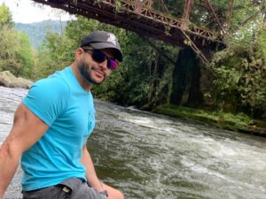 Alejandro Otero Instagram - Recargando energías y dejando que el agua se lleve todo lo que no favorece para empezar este año con le mejor energía #solobuenasvibras #letitflow