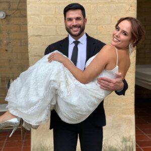 Alejandro Otero Instagram - Un #TBT que no verán en ninguna de las escenas de “Pálpito”, no fue un giro en la historia, fue más bien un giro en el tobillo de @analuciado y para que no se lastimara más yo la ayude un poco cargándola para que no caminara con tacones en un suelo de tierra y piedras donde podía lastimarse más, ella a pesar del dolor siguió grabando hasta que terminamos la pauta de ese día, mucha tesa! #palpito #series #seriesnetflix #cmoproducciones