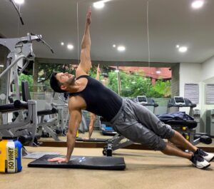 Alejandro Otero Instagram - #tbt porque por ahora estoy recién operado y no puedo hacer ejercicio, llevo solo el día de ayer y hoy y ya me hace falta jeje, ademas nada como una buena clase de yoga y la mejor suplementación deportiva, la de @healthysportscolombia #realfitness 😉