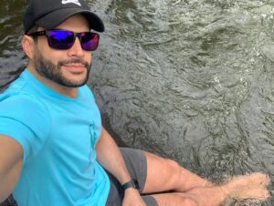 Alejandro Otero Instagram - Recargando energías y dejando que el agua se lleve todo lo que no favorece para empezar este año con le mejor energía #solobuenasvibras #letitflow