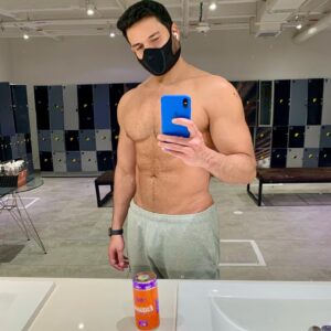 Alejandro Otero Instagram - Ahí vamos! Ahí vamos!!!! Bajando porcentaje de grasa corporal después de un buen rato sin poder entrenar, retomé el ejercicio, cardio todos los días, le bajé a las harinas (cómo extraño el pan 🤣🤣🤣) y un buen movilizador de grasas! #esquare @healthysportscolombia #realfitness #publicidad