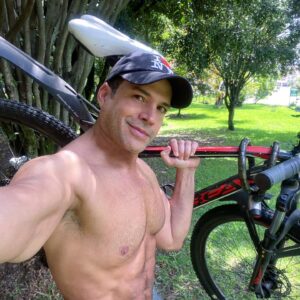 Alejandro Otero Instagram - Selfie de ayer cumpliendo años, 49 vueltas al sol completadas, se dice fácil!!! Vivirlas no siempre lo es, pero agradezco a la vida por la vida que me da! Vamos por mas!!!! Y los cumplí feliz muy feliz!!