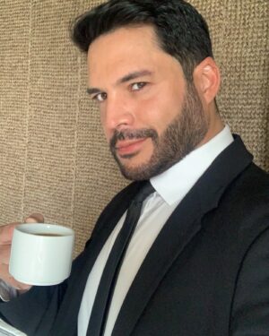 Alejandro Otero Instagram - Un cafecito antes de seguir grabando para espantar el sueño que da después del almuerzo, y hasta dos!! ☕️☕️ #pálpito #seriesnetflix