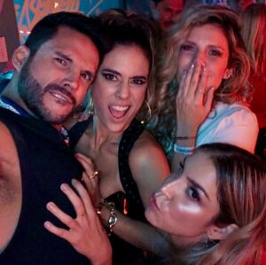 Alejandro Otero Instagram - Un #tbt con mucho flow!!! Con las parceras más bellas @carocali @mabelmoreno1 y @valelizcano recordando #LRDF