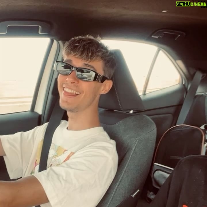 Alejandro Reina - 3 Likes - 1-Wearing Rose Colored Lenses
2-Echando gasolina en mi primer roadtrip
3-Accidentally In Love
4-La avispa Weed
5-Ferdinandoš
6-Campu saliendo de un spa 15 minutos mƔs tarde de lo que pagamos.
7-En el faro
8-Iluminaos
9-Amor de tres
10-De vuelta con Bella