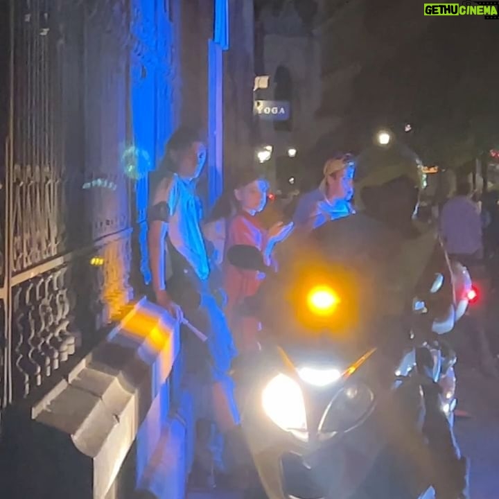 Alejandro Reina - 19.9K Likes - A veces miro a mis padres y veo cosas tan bonitas, que lo primero que pienso es que ojalĆ” toda la gente como yo tuviera la suerte de haberse criado en una casa llena de libertad, amor y sin prejuicios.
Me siento súper orgulloso de quién soy pero sobre todo orgulloso de mi familia y la gente que me rodea... OjalÔ todo mundo pudiera verlo, la gente seria mucho mÔs feliz.
Feliz Orgullo, nos vemos en las urnasš³ļøāšš³ļøāā§ļø