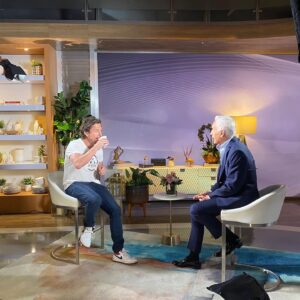 Alejandro Riaño Instagram - Siempre he seguido el trabajo @jorgeramosnews  y ha sido de gran inspiración para mi proyecto de Juanpis, admiración total por el trabajo que realiza Jorge desde hace años. En esta gira de medios por Miami para mi show de este 19 de agosto, realmente estaba pendiente de este momento, estaba bastante nervioso, preguntaba todo acerca de ese momento que iba a vivir. El fue completamente generoso, y me sorprendió que supiera tanto del trabajo que he venido haciendo con Juanpis desde hace más de 6 años. Desde que nos contactaron para hacer la entrevista, simplemente no lo podía creer. Es muy necesario y sobretodo por estos días, poder hablar con absoluta libertad y franqueza para denunciar a quienes tanto daño nos han hecho desde siempre. Nuevamente, gracias Jorge.

Debo aceptar que estaba cagado del susto. Jajajjajajja
