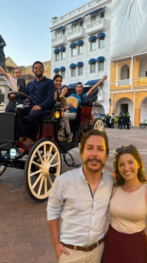 Alejandro Riaño Instagram - ¡120 caballos por fin van a dejar de trabajar forzosamente en Cartagena! 🐴

Gracias a las 3150 personas que hicieron posible la entrega del primer coche eléctrico 🥹 a @alejandroria por liderar todo el proceso y a @alcaldiacartagena por su aceptar este reto ⚡️ 

¡Sí se puede cambiar la historia! 

Más datos curiosos del nuevo coche: 

🔌Una carga de 6h les alcanza para 3 días de trabajo a los cocheros (con la regulación actual) porque los vehículos tienen 120km de autonomía 🤩

🔋Las baterías duran aprox 10 años y pueden ser recicladas al final de su vida útil ♻️

¿Qué te parece esta iniciativa?