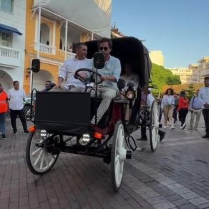 Alejandro Riaño Instagram - Gracias a los más de 3000 donantes. ¡Entregamos el primer coche eléctrico a Cartagena!