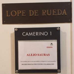 Alejo Sauras Instagram - Ese momento....cuando acabas la función, a solas en el camerino, despidiéndote del personaje hasta el día siguiente, volviendo a ser tú, es un momento muy especial...

#EdipoATravesDeLasLlamas 
#Edipo
#alejosauras
