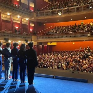 Alejo Sauras Instagram - Y abajo el telón.... Han sido cerca de 80 representaciones, donde en cada una de ellas nos hemos dejado el corazón en el escenario. Gracias infinitas a tod@s los que habeis venido a vernos y a vivir ésta maravillosa aventura con nosotr@s y que cada día nos habéis arropado con vuestros aplausos dando sentido a nuestro trabajo.

Gracias a tod@s los que de una forma o de otra, antes o después, habéis formado parte de esta compañía irrepetible....

Gracias @pacobezerra por haber escrito este texto tan bonito y por hacerme sentir que era mío...

Y GRACIAS @luisluquecabrera por tu regalo, por creer en mí con los ojos cerrados, por enseñarme a ser lo que yo quiera, por cambiarme la vida...

#edipoatravesdelasllamas 
@teatroespanol_madrid 
@pentacionespectaculos 
@festivaldemerida