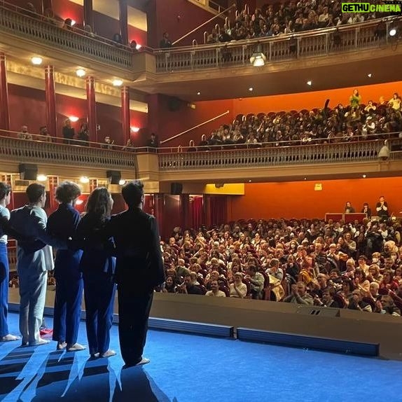 Alejo Sauras - 2.2K Likes - Y abajo el telón.... Han sido cerca de 80 representaciones, donde en cada una de ellas nos hemos dejado el corazón en el escenario. Gracias infinitas a tod@s los que habeis venido a vernos y a vivir ésta maravillosa aventura con nosotr@s y que cada día nos habéis arropado con vuestros aplausos dando sentido a nuestro trabajo.
Gracias a tod@s los que de una forma o de otra, antes o después, habéis formado parte de esta compañía irrepetible....
Gracias @pacobezerra por haber escrito este texto tan bonito y por hacerme sentir que era mío...
Y GRACIAS @luisluquecabrera por tu regalo, por creer en mí con los ojos cerrados, por enseñarme a ser lo que yo quiera, por cambiarme la vida...
#edipoatravesdelasllamas
@teatroespanol_madrid
@pentacionespectaculos
@festivaldemerida