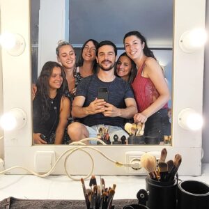 Alejo Sauras Instagram - Con compañeras así las cosas sólo pueden salir bien.

Gracias amigas! Da gusto currar con vosotras!!!

@expresslaserie @starzplayes @themediaprostudio