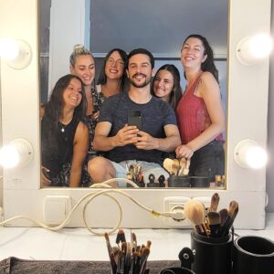 Alejo Sauras Instagram - Con compañeras así las cosas sólo pueden salir bien.

Gracias amigas! Da gusto currar con vosotras!!!

@expresslaserie @starzplayes @themediaprostudio