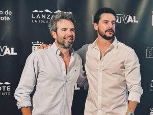 Alejo Sauras Instagram - Lo más mágico de este oficio tiene que ver con las personas que te acompañan siempre, las abraces o no a diario. Nuestra maleta itinerante se llena y se vacía con cada producción. De amor. De personas. De intensidad. Pero dentro se cuela siempre alguien que sabes que formará parte de tu vida. @alejosauras está en mi maleta. Gracias al @festval_oficial y a @josebafiestras007 por darnos la oportunidad de compartir esa experiencia en la inauguración de su primera edición en #Lanzarote. Te quiero, hermano. 

#actors #bbf