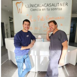 Alejo Sauras Instagram - Tratamiento terminado!!!!! El resultado compensa la incomodidad, lo aseguro...

Millones de gracias @lacasa_litner_learning por tu entrega, tu aguante, tu actitud, y todo sea dicho, tu amistad forjada en éste tiempo. 

Y gracias a todo el equipo de @clinicalacasalitner por vuestra paciencia y vuestro gran trabajo, sé que no he sido fácil....

Ahora sonreír mola mucho más!!!

#lacasalitner #cienciaentusonrisa #invisaling