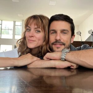 Alejo Sauras Instagram - Qué maravilla currar contigo @maggiecivantos 
.
.

@expresslaserie 
@starzplayes 
@themediaprostudio 
#expresslaserie