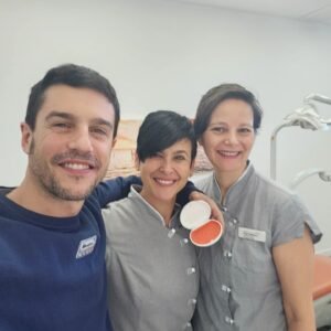 Alejo Sauras Instagram - Tratamiento terminado!!!!! El resultado compensa la incomodidad, lo aseguro...

Millones de gracias @lacasa_litner_learning por tu entrega, tu aguante, tu actitud, y todo sea dicho, tu amistad forjada en éste tiempo. 

Y gracias a todo el equipo de @clinicalacasalitner por vuestra paciencia y vuestro gran trabajo, sé que no he sido fácil....

Ahora sonreír mola mucho más!!!

#lacasalitner #cienciaentusonrisa #invisaling