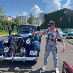 Aleksandr Buynov Instagram - Всем товарищам привет, особенно автолюбителям. Я и моя «ласточка» под №5 приняли участие в ралли «На семи холмах», для нас это ежегодная традиция. Здесь было более 50 образцов советского и зарубежного автопрома. Задача – проехать определенный маршрут по легенде, созданной организаторами. Ралли стартовало от Московского Императорского яхт-клуба на набережной речного канала. Маршрут прошел по Новому Арбату, Кутузовскому проспекту, Воробьевым горам, Остоженке и Тверской. Гонка завершалась у ворот Московского Императорского яхт-клуба , на территории бывшей кондитерской фабрики «Красный Октябрь». На крайнем фото – я и Андрей Паньковский — председатель комитета классических автомобилей Российской автомобильной федерации, неоднократный участник одного из самых знаменитых ретроралии мира, автоколлекционер. Закончу этот пост так: какой же кайф -  лето, солнце, ретро автомобили. Всем добра! #буйнов #ралли #москва #насемихолмах #андрейпаньковский #москва #лето