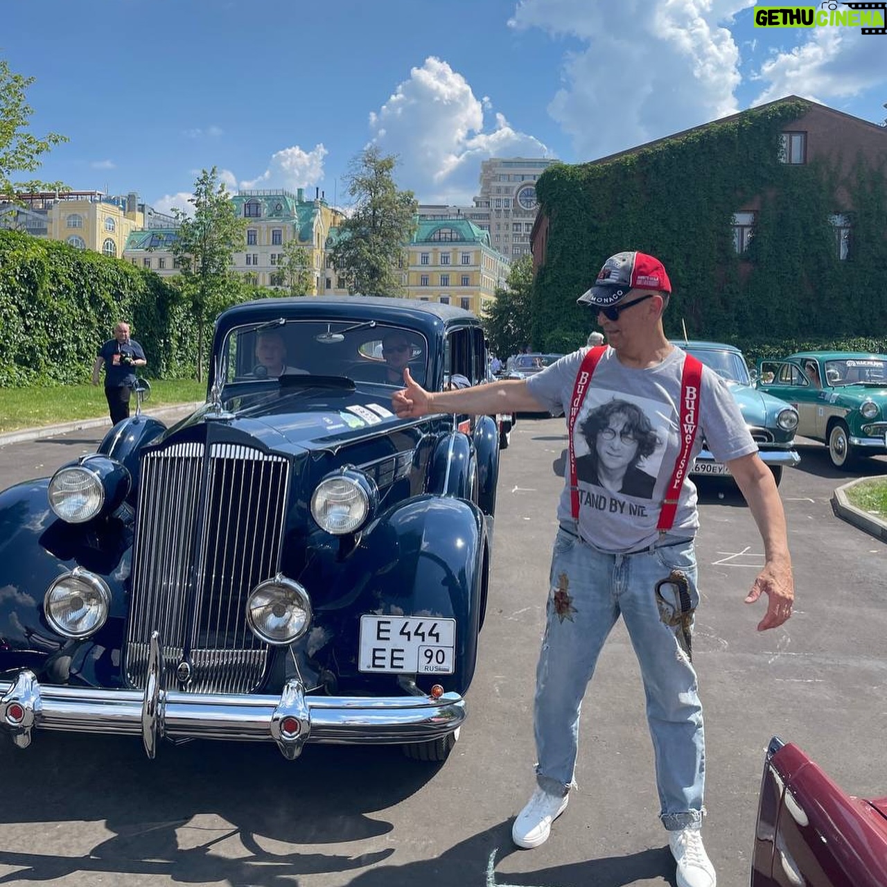 Aleksandr Buynov - 21.1K Likes - Всем товарищам привет, особенно автолюбителям. Я и моя «ласточка» под №5 приняли участие в ралли «На семи холмах», для нас это ежегодная традиция. Здесь было более 50 образцов советского и зарубежного автопрома. Задача – проехать определенный маршрут по легенде, созданной организаторами. Ралли стартовало от Московского Императорского яхт-клуба на набережной речного канала. Маршрут прошел по Новому Арбату, Кутузовскому проспекту, Воробьевым горам, Остоженке и Тверской. Гонка завершалась у ворот Московского Императорского яхт-клуба , на территории бывшей кондитерской фабрики «Красный Октябрь». На крайнем фото – я и Андрей Паньковский — председатель комитета классических автомобилей Российской автомобильной федерации, неоднократный участник одного из самых знаменитых ретроралии мира, автоколлекционер. Закончу этот пост так: какой же кайф - лето, солнце, ретро автомобили. Всем добра! #буйнов #ралли #москва #насемихолмах #андрейпаньковский #москва #лето