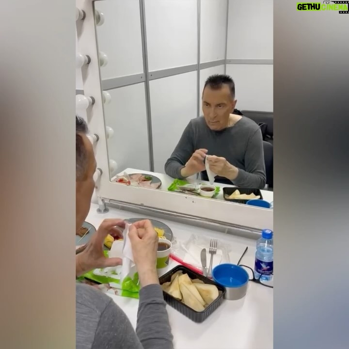 Aleksandr Buynov - 15.3K Likes - После недавнего концерта уловил от зрителя какую-то особую теплоту и любовь. То ли громче аплодировали, то ли песня в новой аранжировке зашла по-другому. Не могу сказать, но четко понял, что профессия выбирает человека, и я чувствую себя максимально уютно и «в своей тарелке» выходя каждый раз к Вам. А после, возвращаясь домой – осмысливаешь как выступил, анализируешь какую песню записать в студии, и приезжаешь в родной дом, где тебя ждут и любят. Наверно это и есть счастье, мои дорогие. Пару лет назад в одном интервью я сказал : «Конечно, можно через кровь пробиваться в профессию, но еще нужен и талант. Талант, работа, тренировки. Это как и в спорте, и в музыке, да в любых областях». Так же считаю и сейчас.
p.s. мне очень импонирует молодое поколение артистов, среди них есть грамотные, образованные представители. Недавно , на одном из концертов познакомился с Люсей Чеботиной, у которой сегодня День Рождения! Пользуясь случаем - хочу поздравить Люсю с этим Днем! Верь в себя и никогда не сдавайся! Удачи тебе! #Буйнов #концерты #москва #сднемрождения #люсячеботина