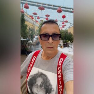 Aleksandr Buynov Instagram - Привет, друзья! Вы знаете – я тот еще Битломан. Летом 1964 года (прошло уже 60 лет, с ума сойти) вышел один из моих любимых альбомов The Beatles - A Hard Day’s Night, а в 1986 году пластинка была выпущена в Советском Союзе фирмой «Мелодия» под названием «Вечер трудного дня». Так вот,  по этому поводу с некоторыми единомышленниками встретились в Китайском ресторане, вновь обсудить «Битлов», поделиться у кого какие пополнения в коллекции, да и просто поболтать за жизнь. Чего и Вам желаю – встречаться с друзьями, активно проводить летние дни, и наслаждаться жизнью. До встречи! #буйнов #битлз #beatles #aharddaysnight #легенда #москва #россия