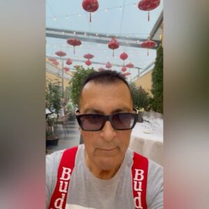 Aleksandr Buynov Instagram - Привет, друзья! Вы знаете – я тот еще Битломан. Летом 1964 года (прошло уже 60 лет, с ума сойти) вышел один из моих любимых альбомов The Beatles - A Hard Day’s Night, а в 1986 году пластинка была выпущена в Советском Союзе фирмой «Мелодия» под названием «Вечер трудного дня». Так вот,  по этому поводу с некоторыми единомышленниками встретились в Китайском ресторане, вновь обсудить «Битлов», поделиться у кого какие пополнения в коллекции, да и просто поболтать за жизнь. Чего и Вам желаю – встречаться с друзьями, активно проводить летние дни, и наслаждаться жизнью. До встречи! #буйнов #битлз #beatles #aharddaysnight #легенда #москва #россия