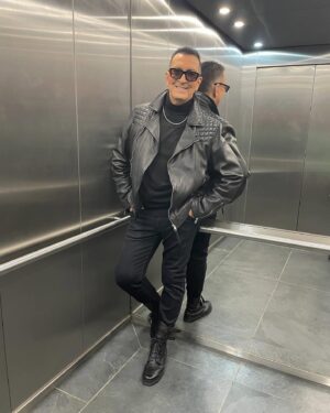 Aleksandr Buynov Instagram - Всем привет! Вчера, на площадке «Live Арена» прошла церемония вручения премии «Шансон года — 2024», куда я был приглашен. Исполнил песню «Сто недель» (Стихи: Михаил Гуцериев / Музыка: Андрей Ктитарев, Михаил Гуцериев), у нас получился очень оригинальный номер. Некий творческий эксперимент, который мне очень понравился. Думаю, что Вы оцените. Следим за анонсом, скоро увидите в эфире! А как у Вас дела, дорогие мои, как выходные проходят? #буйнов #шансонгода #москва #россия #liveарена