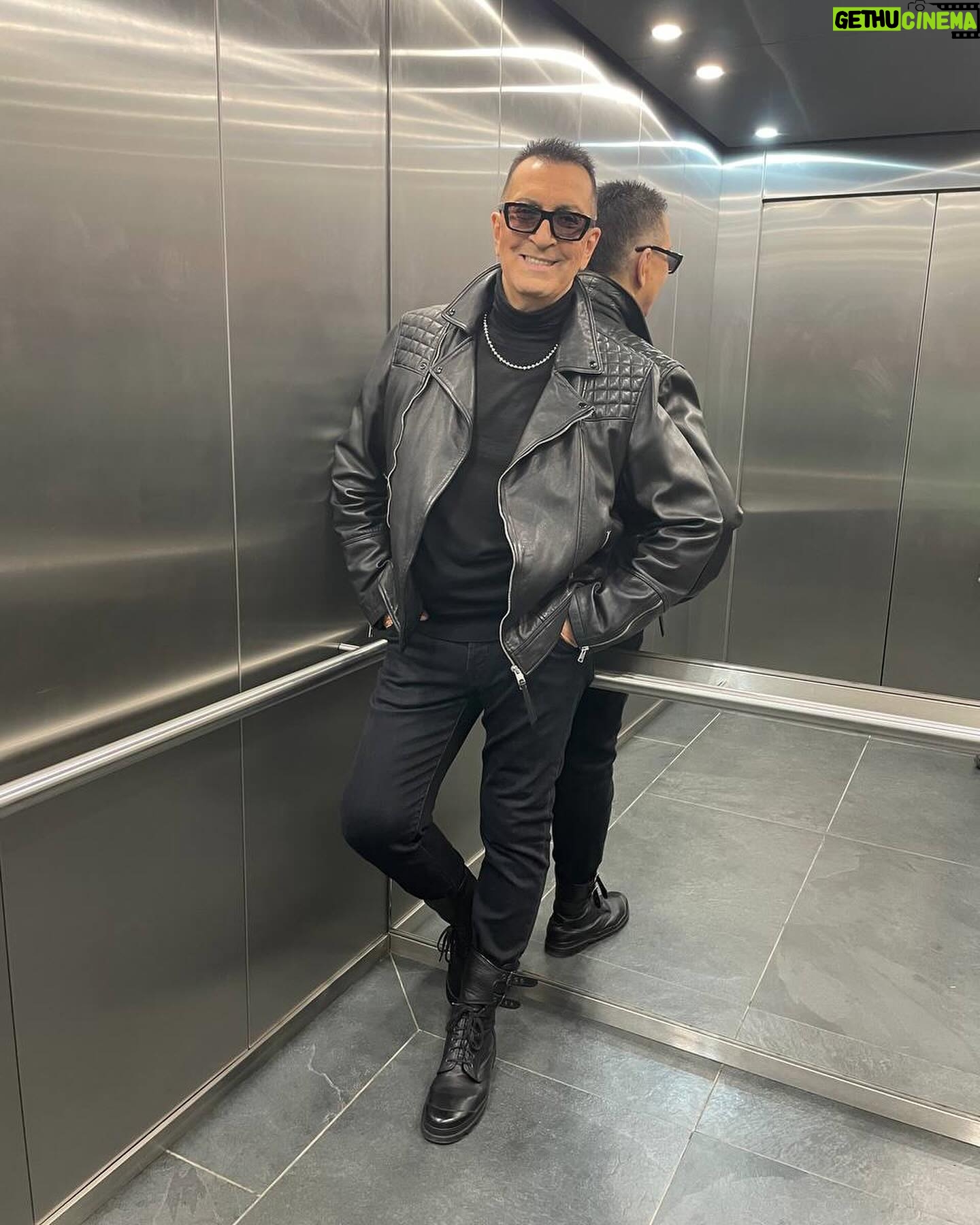 Aleksandr Buynov - 19.1K Likes - Всем привет! Вчера, на площадке «Live Арена» прошла церемония вручения премии «Шансон года — 2024», куда я был приглашен. Исполнил песню «Сто недель» (Стихи: Михаил Гуцериев / Музыка: Андрей Ктитарев, Михаил Гуцериев), у нас получился очень оригинальный номер. Некий творческий эксперимент, который мне очень понравился. Думаю, что Вы оцените. Следим за анонсом, скоро увидите в эфире! А как у Вас дела, дорогие мои, как выходные проходят? #буйнов #шансонгода #москва #россия #liveарена