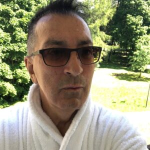 Aleksandr Buynov Instagram - Ну что, дорогие мои! Вот и наступают долгожданные выходные. Это прекрасное время отдохнуть , провести время с близкими и родными людьми, а так же отвлечься от всего и сгонять на  дачу, в лес или дочитать любимую книгу. Постараюсь и я выполнить этот список дел, но , чувствую, это будет не просто – у артиста всегда возникают внезапные дела. Поделитесь своими планами, у всех ли получается выбраться на природу в эти дни , или съездить к близким в гости? #буйнов #выходные #дача #шашлык #весна #скоролето