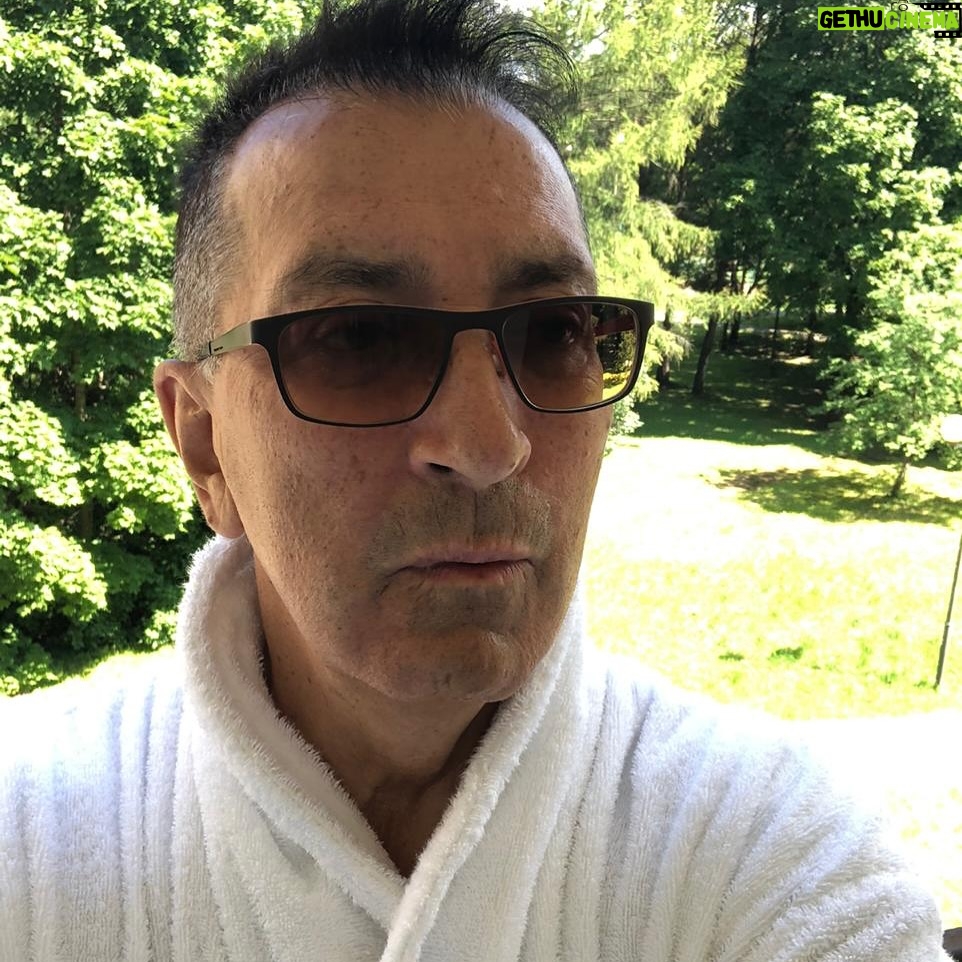 Aleksandr Buynov - 15.5K Likes - Ну что, дорогие мои! Вот и наступают долгожданные выходные. Это прекрасное время отдохнуть , провести время с близкими и родными людьми, а так же отвлечься от всего и сгонять на дачу, в лес или дочитать любимую книгу. Постараюсь и я выполнить этот список дел, но , чувствую, это будет не просто – у артиста всегда возникают внезапные дела. Поделитесь своими планами, у всех ли получается выбраться на природу в эти дни , или съездить к близким в гости? #буйнов #выходные #дача #шашлык #весна #скоролето