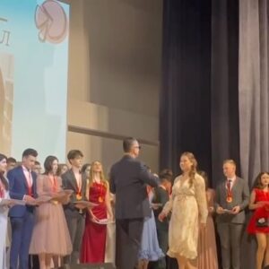 Aleksandr Buynov Instagram - Привет всем друзьям, молодежи и выпускникам! Вчера в школах проходили выпускные , и вот в школе №1000 г.Москвы я принял участие в церемонии вручения аттестатов и знаков отличия за отличное обучение и достижения в освоении учебной программы! Вот так неожиданный сюрприз для всех нас) Признаюсь – мне понравилось. Выпускники все красивые , стильные , веселые – так держать! Поздравляю всех Вас с окончанием школы, и с Днем Молодежи, который отмечается сегодня! Удачи Вам , ставьте цели и достигайте их! Я верю в Вас! Ура! #буйнов #школа1000 #москва #выпускной #школьныйвыпускной #деньмолодежи